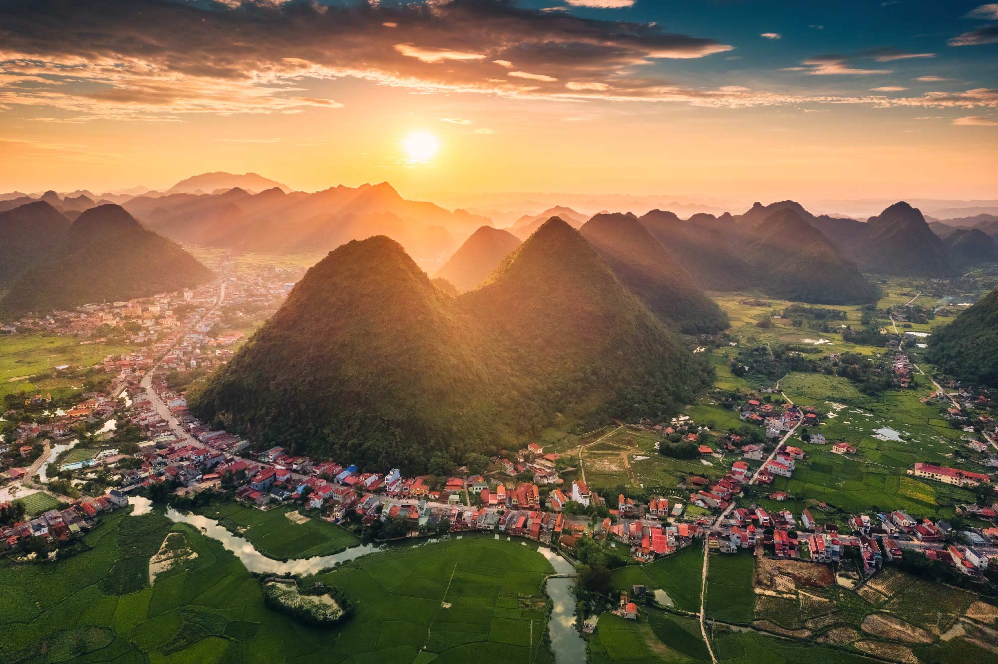 Atardecer detrás de las montañas en Yangshuo, China.
