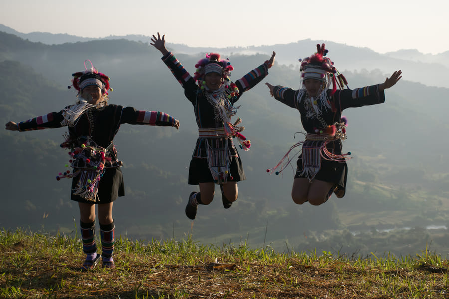 Personas saltando en la colina, son pertenecientes de la etnia Akha, una comunidad indígena que habita principalmente en las regiones montañosas del norte de Tailandia, así como en zonas altas de Laos, Myanmar y la provincia de Yunnan en China.